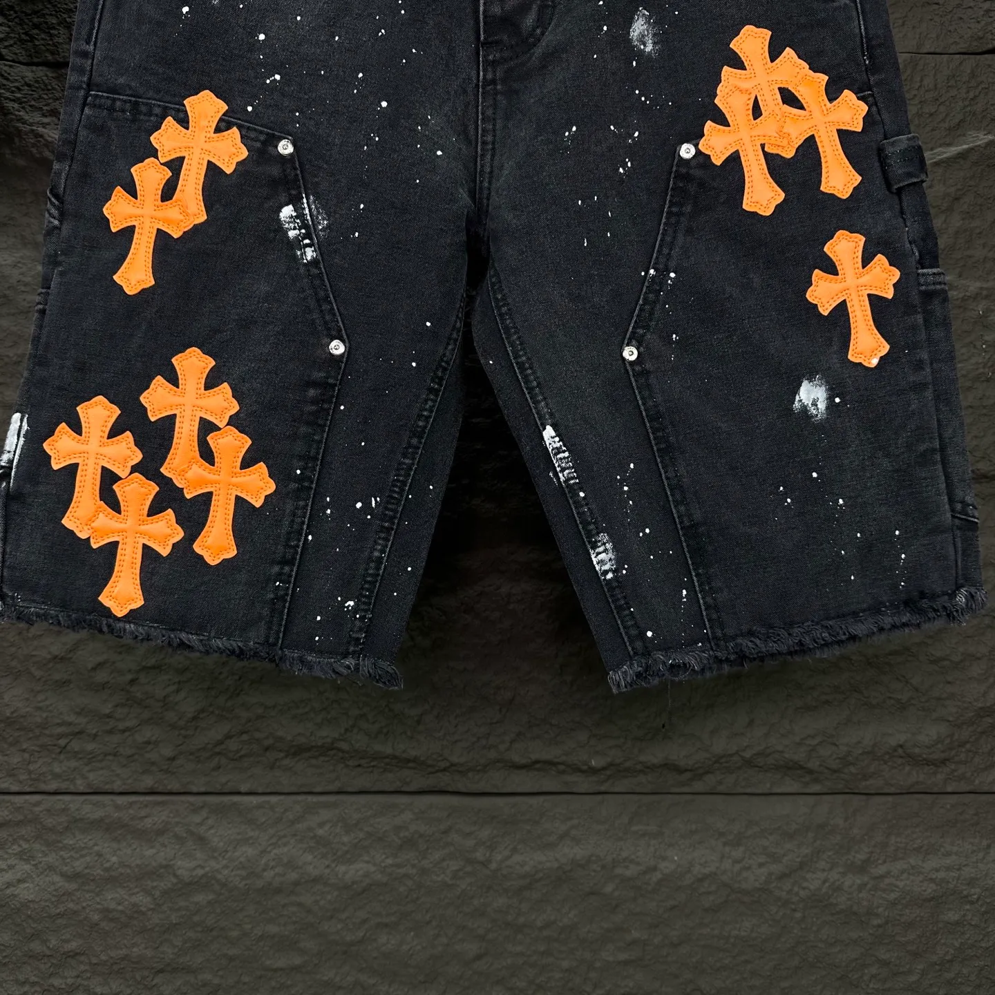 P240 GALLERY DEPT. & Croixin co-branded 2025 new limited edition spliced ​​splash-ink hand-painted orange cross patchwork couple style washed loose denim shorts 🔥High version🔥High version🔥 Original customized denim fabric, the same raw material denim fabric as the Internet celebrity star, full body splicing loose version, splash-ink hand-painted craftsmanship with multiple orange cross embroidery patchwork style designs, very high-end and stylish! The fabric feels very comfortable and these denim shorts are super versatile and look great! ! Complete three standards, same style for men and women 👫A must-have item for everyone Color: black, khaki Size: 28, 30, 32, 34, 36 (five sizes)